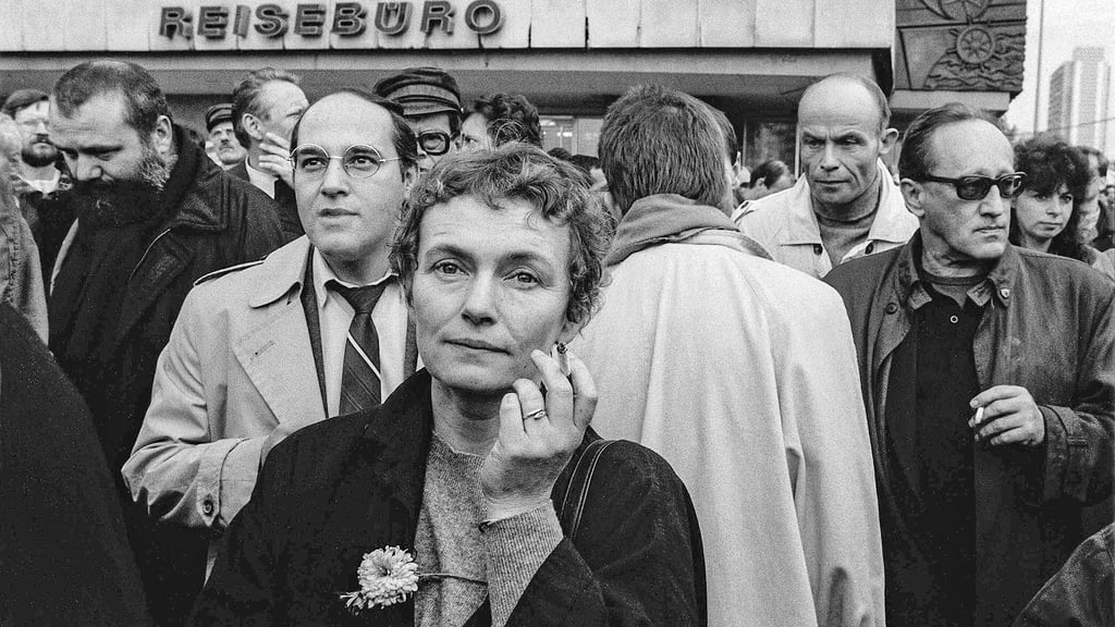 Warten auf die Zukunft: Gregor Gysi, Bärbel Bohley und Heiner Müller (ganz rechts, )fotografiert von Barbara Klemm am 4. November 1984 auf dem Alexanderplatz in Ost-Berlin