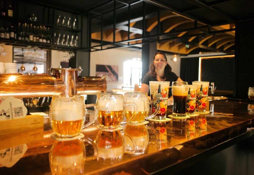 Anstoßen zum Abschluss: Nach einer Führung in der Brauerei Bernard im tschechischen Humpolec dürfen die Besucher selbst ein Bier genießen.