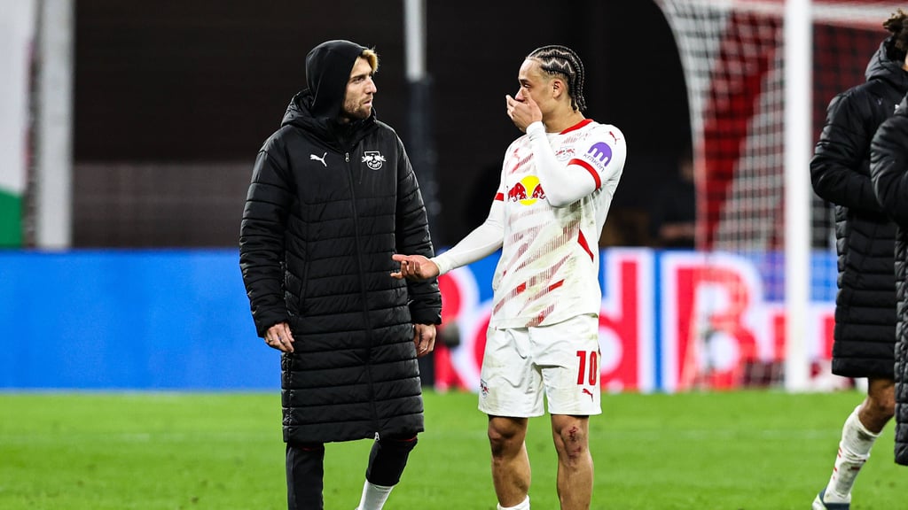 Xavi Simons und Kevin Kampl bei einem Spiel von RB Leipzig.
