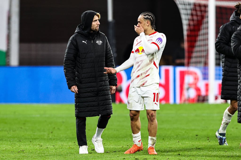 Xavi Simons und Kevin Kampl bei einem Spiel von RB Leipzig.