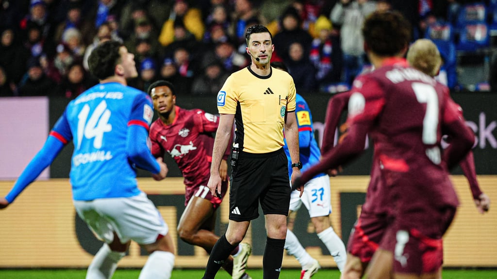 Florian Badstübner leitet die Partie von RB Leipzig gegen den FC St. Pauli.