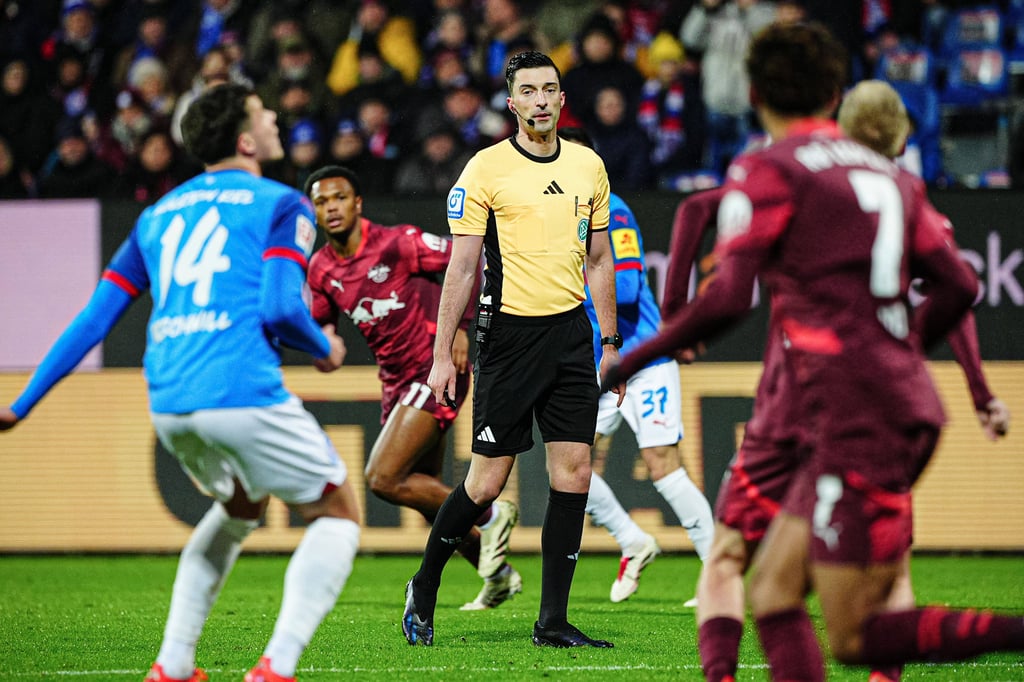Florian Badstübner leitet die Partie von RB Leipzig gegen den FC St. Pauli.