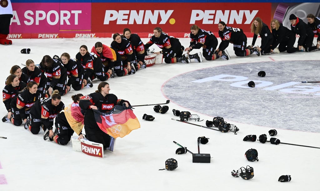 Die deutschen Eishockey-Frauen jubeln über die Olympia-Qualifikation.