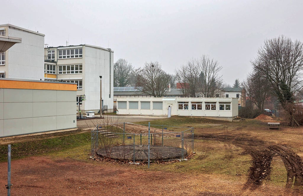 Noch ist die Fläche an der Droyßiger Sekundarschule kahl, doch noch in diesem Jahr soll dort eine moderne Sportanlage entstehen.