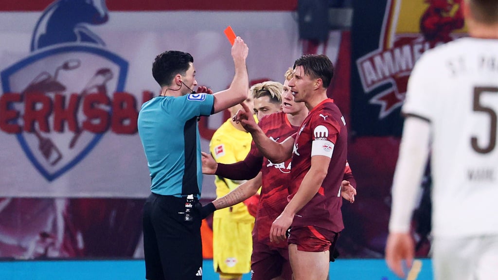 Schiedsrichter Florian Badstübner zückt die Rote Karte gegen Willi Orban.