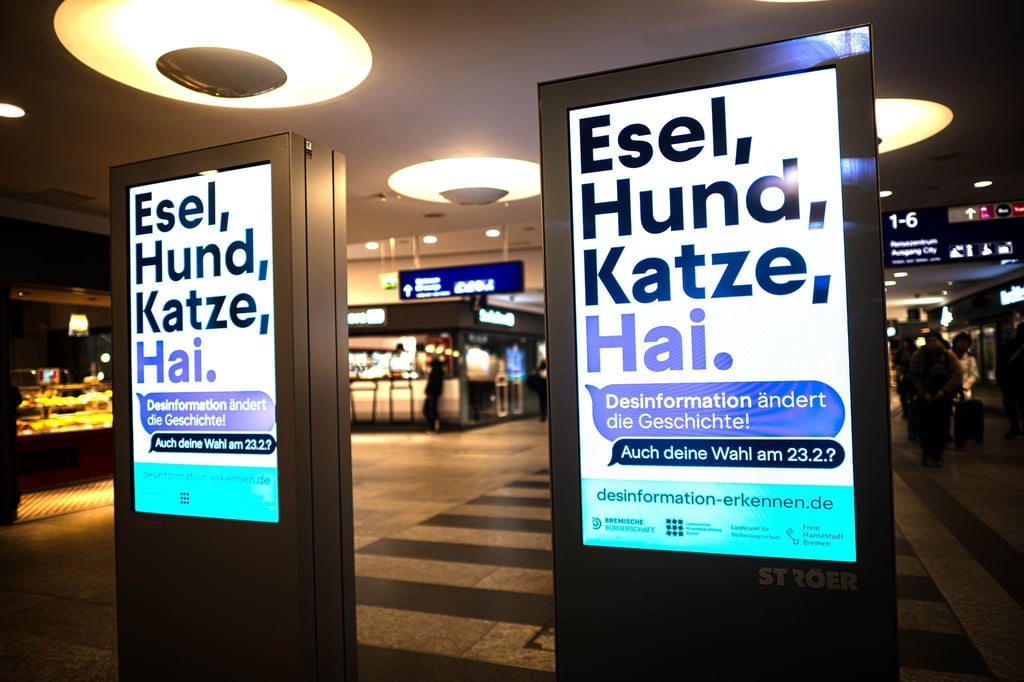 Die Plakate sollen für Desinformationen sensibilisieren.