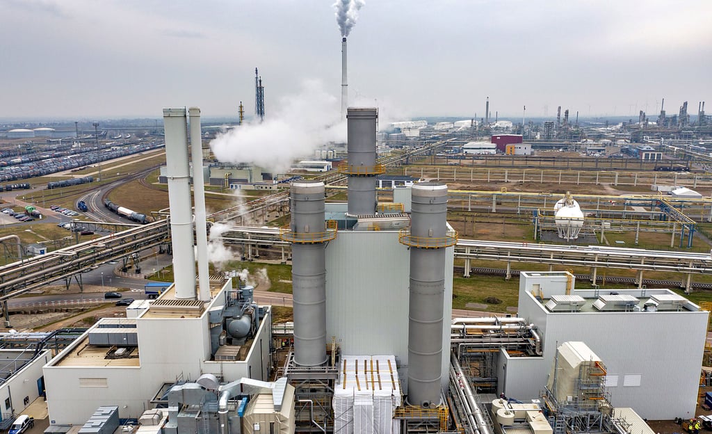 Die Kraftwerke der InfraLeuna werden mit Erdgas betrieben. Der fossile Rohstoffe dient am Standort aber nicht nur als Energieträger.