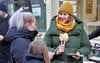 Miriam Zeller (rechts) verteilt in der Breiten Straße in Stendal kostenlose Waffeln und kommt mit Passanten ins Gespräch. 