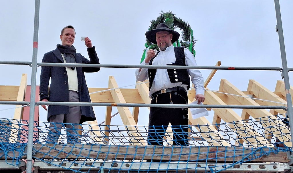 Bürgermeister Alexander Kleine und Zimmerer Hannes Balla stießen beim Richtfest mit einem Schnaps auf das Bauwerk an.