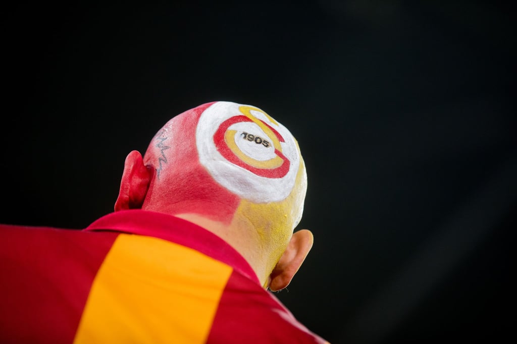 Adana Demirspor verlässt in einem türkischen Erstliga-Spiel bei Galatasaray aus Protest das Spielfeld.