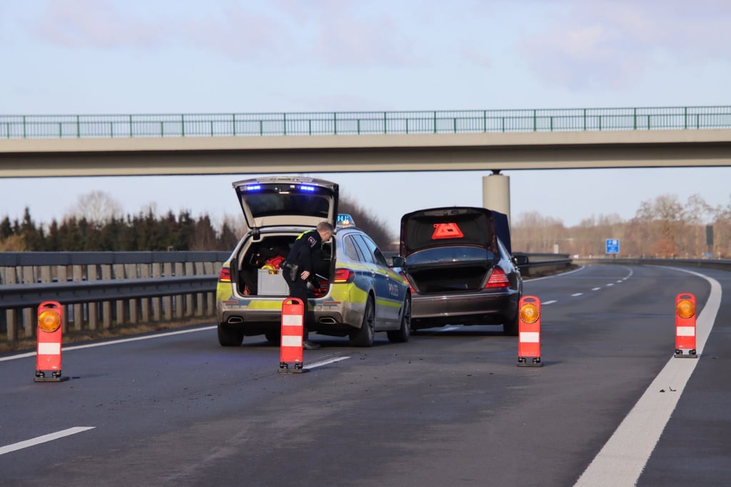 Polizisten stoppten den flüchtigen Autofahrer schließlich auf einer Autobahn im Emsland. (Archivbild)