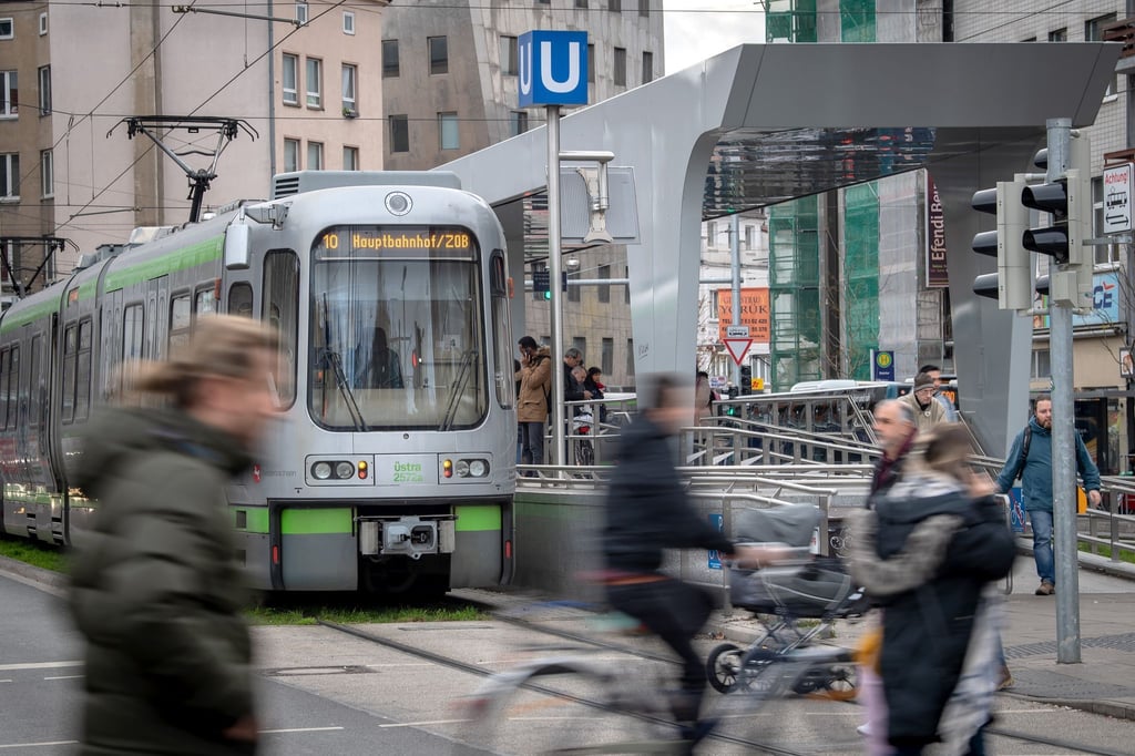 Im U-Bahn-Tunnel in Hannover erfasst ein Zug einen Mann, verletzt ihn aber nur leicht. Dafür kommt es zwischenzeitlich zu massiven Verspätungen. (Symbolbild)