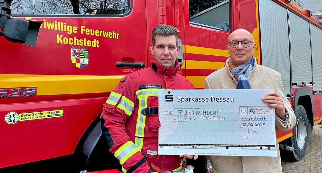 Dietrich Trebing übergibt an Wehrleiter Sebastian Stieler einen Spendenscheck.