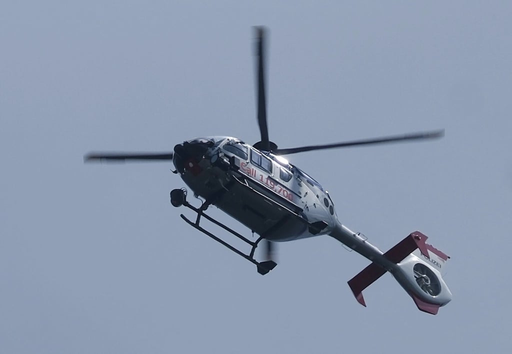 Die Polizei suchte auch mit einem Hubschrauber nach den Verdächtigen. (Symbolbild)