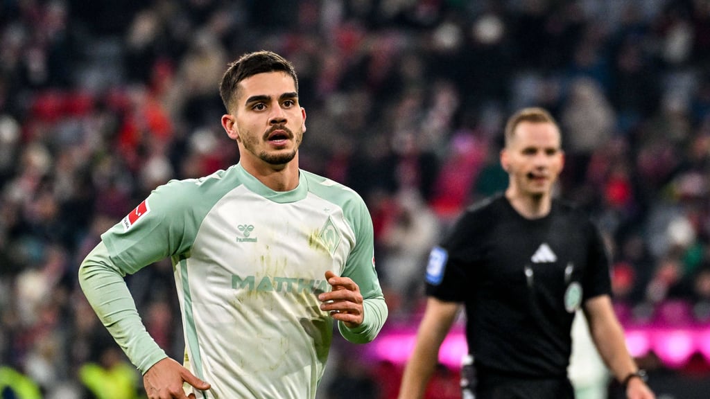 Andre Silva bekam&nbsp;vom Schiedsrichter die Gelbe Karte.