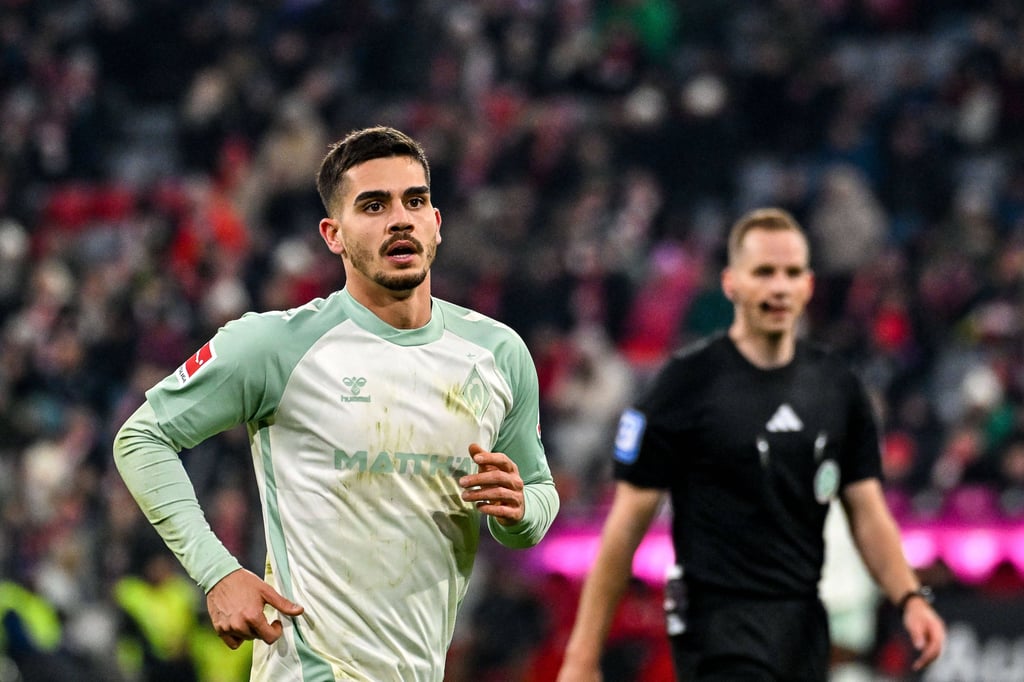 Andre Silva bekam vom Schiedsrichter die Gelbe Karte.