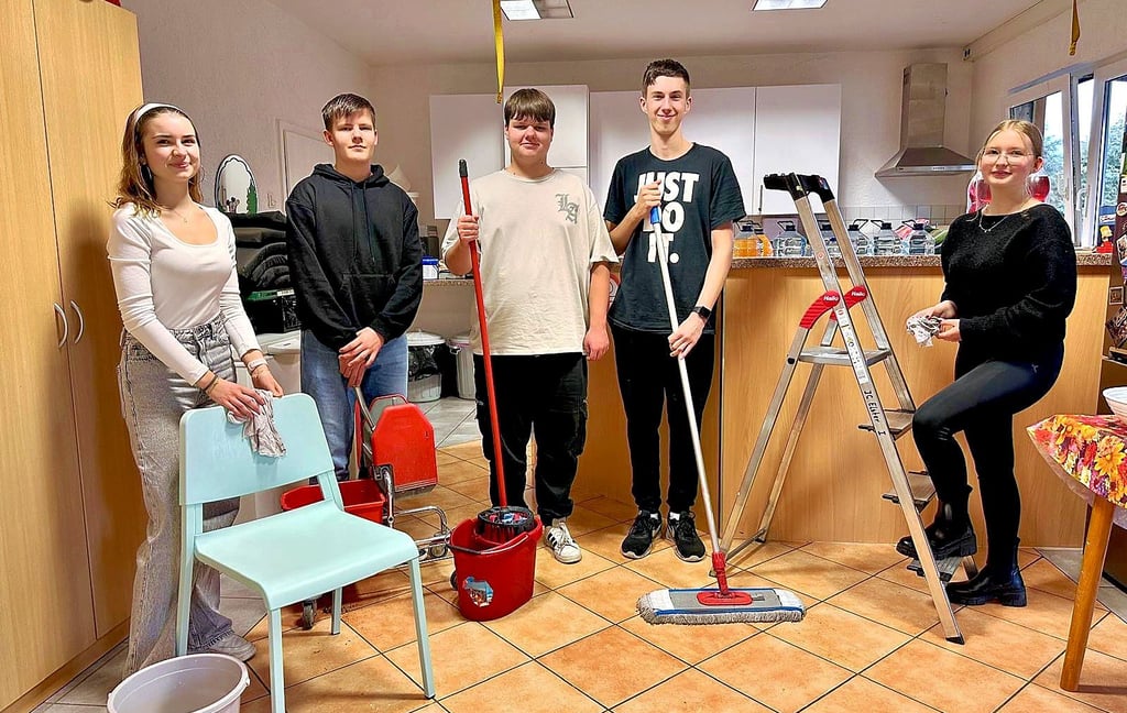 Zehntklässler der Sekundarschule Elster Victoria Gadau, Aaron Stellbrink, Noah Schumann, Jonas Böttcher und Emely Müller (v.l.) übernehmen den Frühjahrsputz im hiesigen Jugendclub „Zuflucht“.