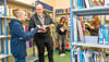 Deutschlehrer Dominik Brack in der Bibliothek der  Jahn-Sekundarschule Freyburg  mit den Schülern  Jared Kunze (v.l.), Leni Münzer und Emilia Brennenstuhl. Der Pädagoge hat früher in einer Bibliothek gearbeitet und kümmert sich nun um den Bestand in der Schule. 