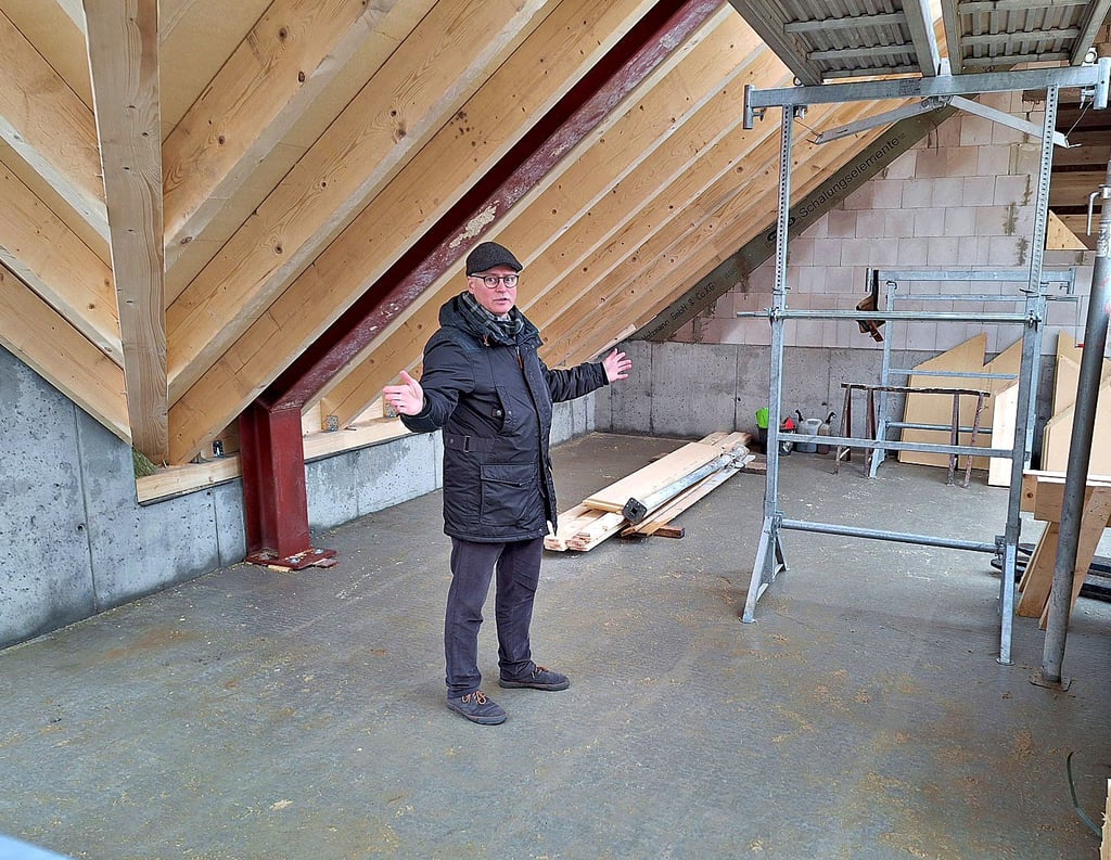 Planer Sven Rühlmann aus Winterfeld erläuterte Interessenten bei einem Rundgang Details zum neuen Standesamtsgebäude an der Mittelstraße.