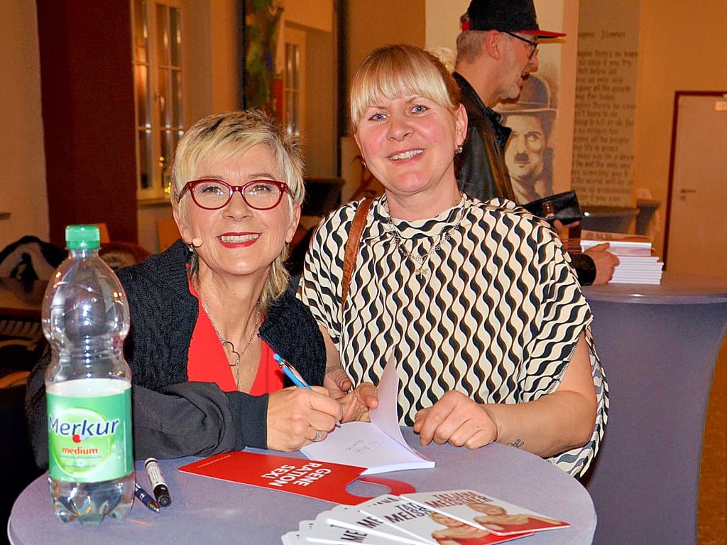 Auch Anja von Hoff hat „lange nicht so gut gelacht“. Die Hettstedterin ließ sich nach der Premiere noch Tatjana Meissners Kolumnensammlung signieren.