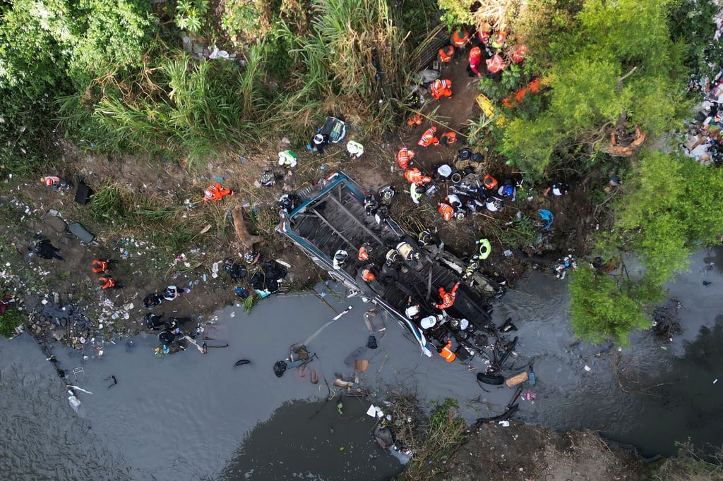 Der Bus stürzte von einer Brücke etwa 20 Meter in die Tiefe.