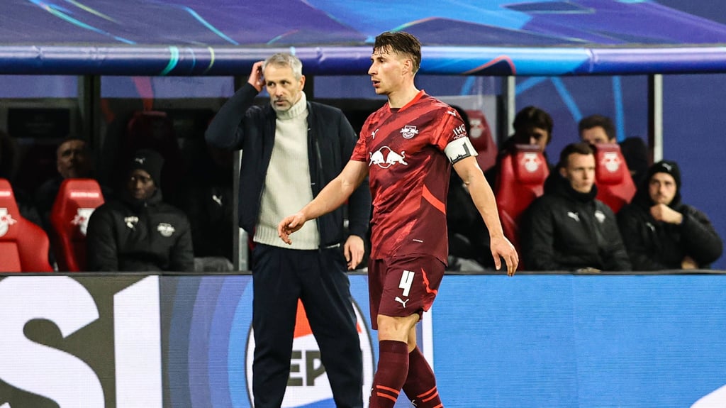 Marco Rose mit Kapitän Willi Orban in einem Champions-League-Spiel (Archivbild).