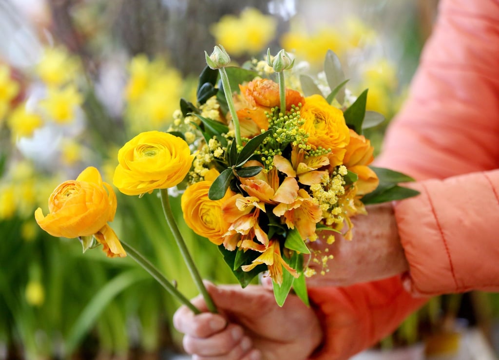 Statt rote Rosen: Wer im Blumenladen kauft, statt online zu bestellen, kann den Strauß nach individuellen Vorlieben zusammenstellen.