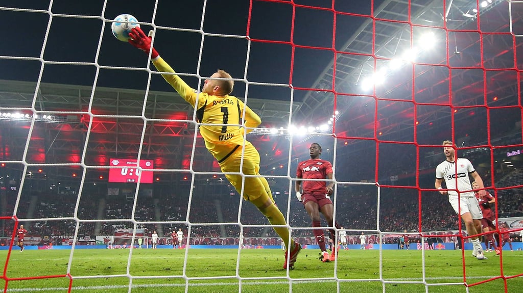 Entschärft den Querschläger von Castello Lukeba: RB-Keeper Peter Gulacsi