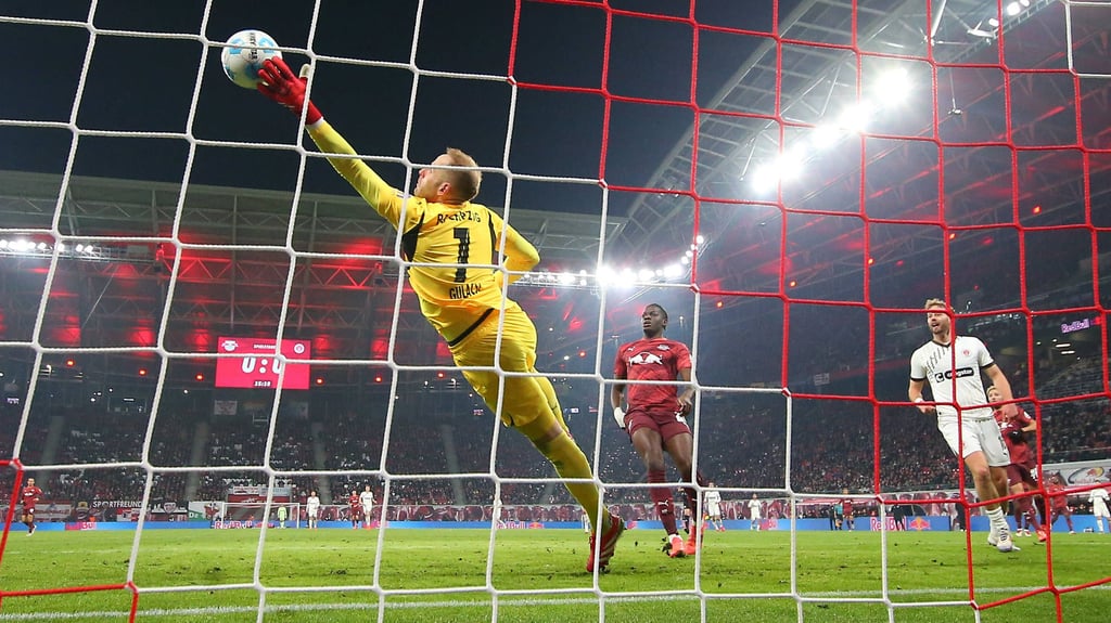 Entschärft den Querschläger von Castello Lukeba: RB-Keeper Peter Gulacsi