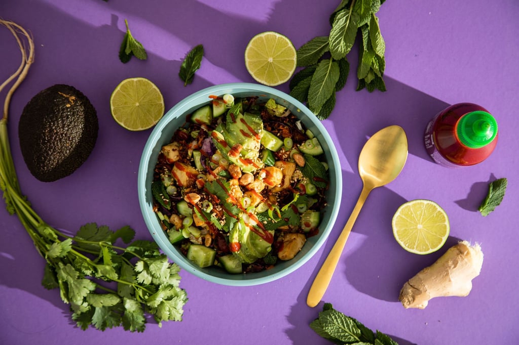Wenn das nicht Appetit macht: Für einen Crispy Rice Salad wird Reis im Ofen knusprig gebacken und mit Gemüse und einem leckeren Dressing vermischt.