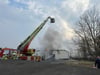 Bei den Löscharbeiten setzt die Feuerwehr auch die Drehleiter ein. 