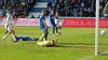 Da war es passiert: Jean Hugonet (am Boden liegend) erzielte ein Eigentor im Spiel des 1. FC Magdeburg gegen den 1. FC Nürnberg.