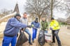 Zum offiziellen Start der Einsatzeinheit „Sauberkeit und Ordnung“ begrüßen Bürgermeister Egbert Geier (2.v.r.) und Sicherheitsfachbereichsleiter Tobias Teschner (2.v.l.) Projektteilnehmer auf dem Stadtpark-Spielplatz. In der Einsatzgruppe, die die Stadt derzeit aufbaut, beseitigen unter anderem Asylbewerber auf freiwilliger Basis kleinere Müllmengen auf öffentlichen Flächen.