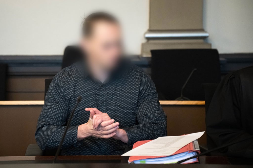 Der Angeklagte sitzt vor Prozessbeginn im Gerichtssaal im Landgericht Verden. Nun sollte seine Ex-Frau vor Gericht als Zeugin aussagen. (Archivfoto)