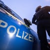 Zwei Männer sind von der Polizei dabei erwischt worden, wie sie in ein Autohaus in Weißenfels eingebrochen sind.