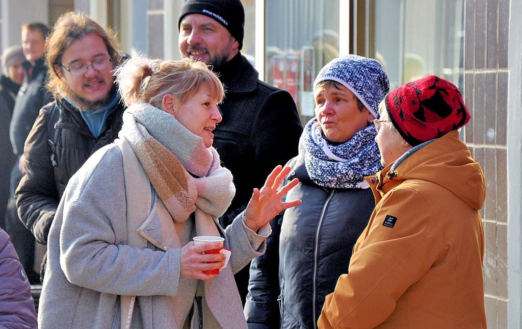 Nadja Lüttich (links) kommt beim alternativen Neujahrsempfang an der Tafel in Stendal mit Leuten ins Gespräch.
