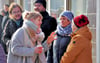 Nadja Lüttich (links) kommt beim alternativen Neujahrsempfang an der Tafel in Stendal mit Leuten ins Gespräch. 