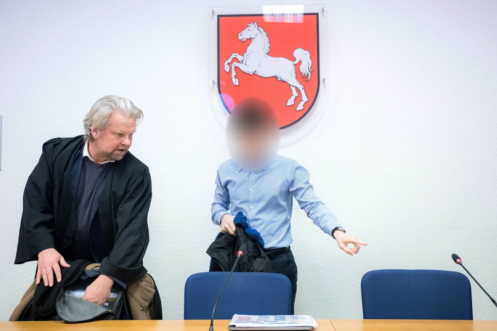 Nach den Skandalen rund um die Elsflether Werft nähert sich der Prozess gegen einen 36-Jährigen (r.) vor dem Landgericht Oldenburg dem Ende. (Archivbild)