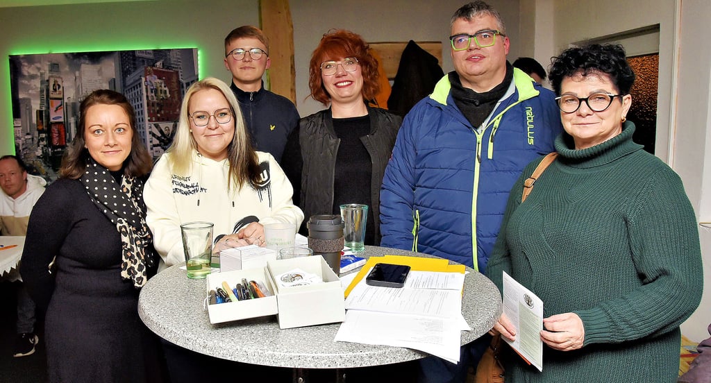 Der Verein „Wir Für Euch“ wurde in Klötze gegründet. Im Vorstand arbeiten mit: Sabrina Gäde als Schatzmeisterin (von links), Alessa Gruber (Schriftführerin), Yanis Liebelt (Jugendwart), Vanessa Fröhlich (Vorsitzende), Enrico Meyer (Stellvertretender Vorsitzender) und Sabine Gille (Seniorenbeauftragte).