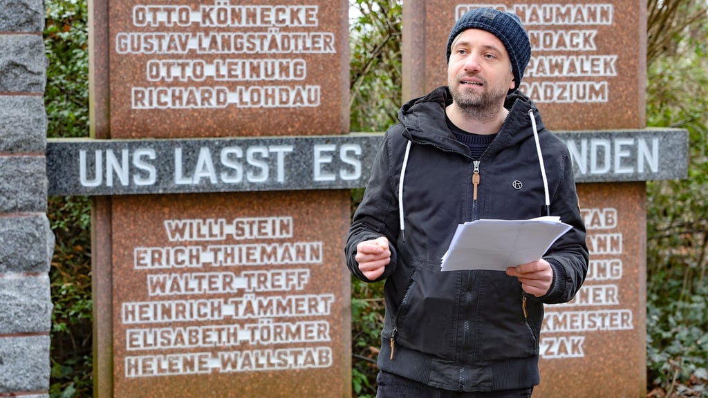 Anlässlich des 80. Jahrestages der Befreiung des Konzentrationslagers Auschwitz hat David Schliesing bei der Gedenkveranstaltung auf dem Staßfurter Friedhof gesprochen. 
