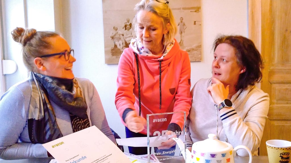 Katja Kleinau (von links), Kathrin Goyer und Katrin Kellner vom Vorstand des Vereins Rund um den See beratschlagten über die neuen Projekte für das laufende Jahr. Dazu gehören unter anderem die Arendsee-App, der Geschichtenwanderweg und der Barfußpfad.