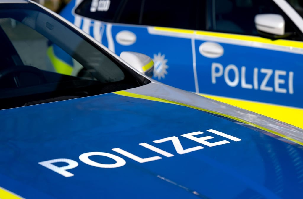 Mann mit Messer spricht Passanten an, bis die Polizei erscheint.