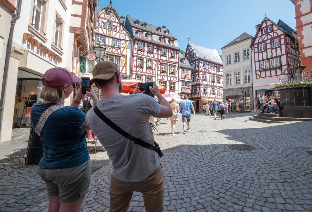 Touristen im Fachwerk-Städtchen Bernkastel-Kues. Die Lust aufs Reisen ist ungebrochen. (Archivbild)