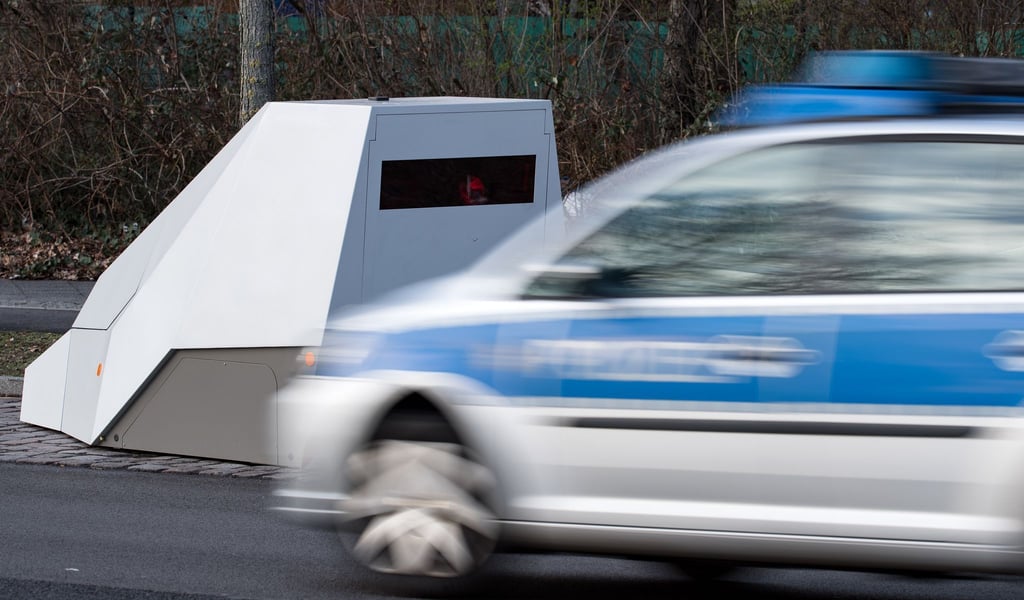 Momentan gibt es in Berlin nach Angaben der Grünen rund 80 mobile Blitzer. (Archivbild)