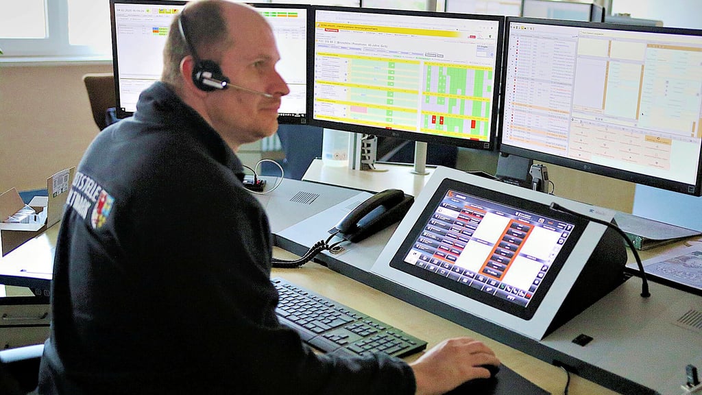 In der Integrierten Leitstelle Altmark in Stendal nehmen Disponent Frank Neugebauer und seine Kolleginnen und Kollegen Notrufe aus dem Landkreis Stendal und dem Altmarkkeis Salzwedel entgegen.
