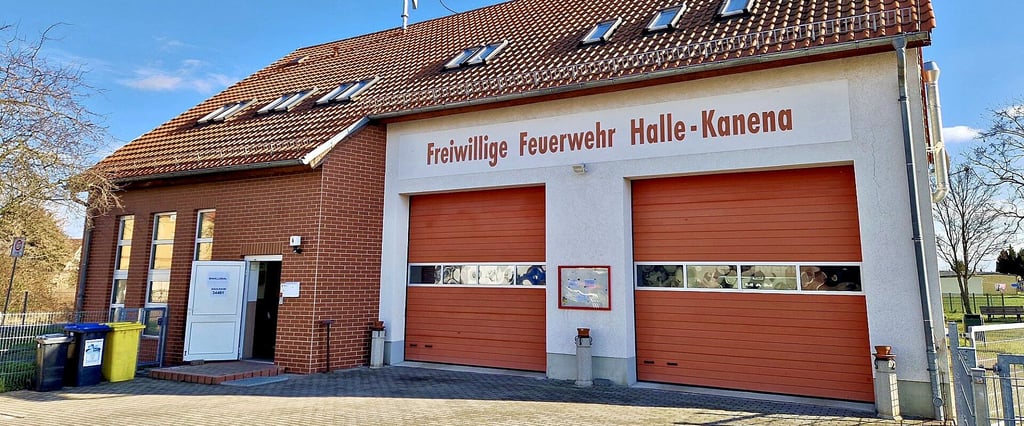 Nicht gut zu erreichen: Im Obergeschoss des Feuerwehrgerätehauses in Halle-Kanena befindet sich das Wahllokal.