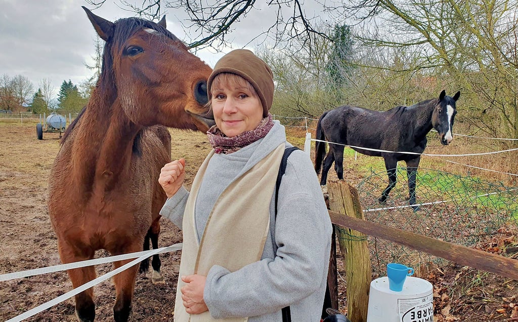 Die Direktkandidatin der Linken, Nadja Lüttich, mit ihren Pferden.