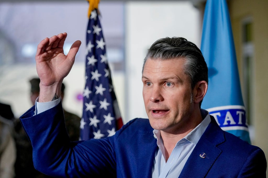 Pentagon-Chef Hegseth stellt eine Überprüfung der amerikanischen Truppenstärke überall in Aussicht.