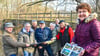 Calvördes Heimatvereinsvorsitzende Christa Merker (vorn) zeigt eine Broschüre mit historischen Bildern vom Jägersteg. An der  kleinen Brücke planen Dieter Quatz (v.l.), Bürgermeister Hubertus Nitschke, Manfred Freyhold, Gemeinderat Bernd Fritzsche, Ortsteilbeauftragte Heidemarie Schweickert, Gemeinderat Christian Waeke und Andrea Langkau vom Heimatverein das Projekt „Jägersteg 2025“.