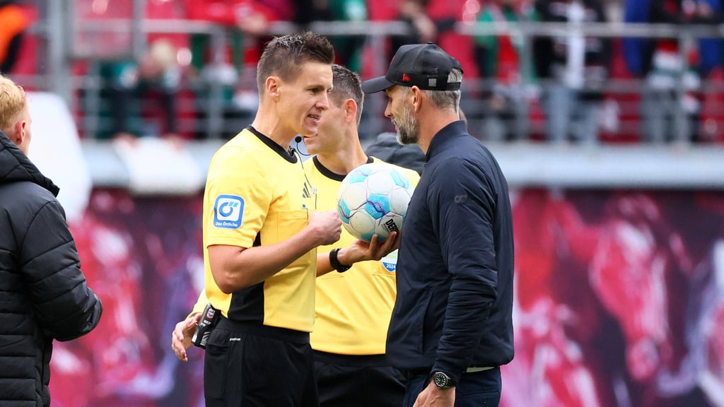 Marco Rose (r.) spricht mit Schiedsrichter Daniel Siebert.